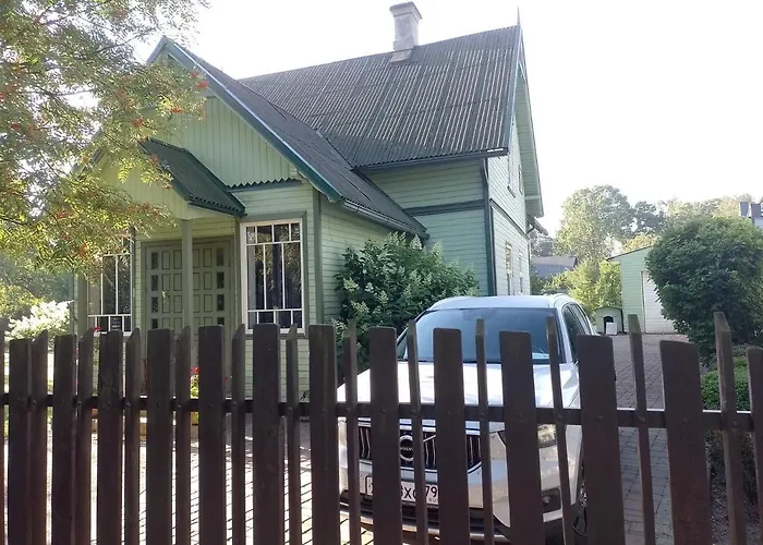 House, Garden & Sauna. Free Parking. Train Stop-200 M. Sea-1 Km.