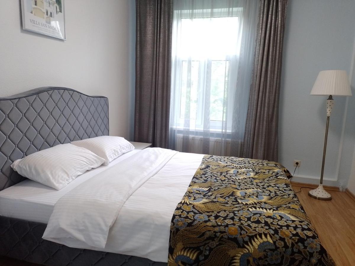 House, Garden & Sauna. Free Parking. Train Stop-200 M. Sea-1 Km. Apartment