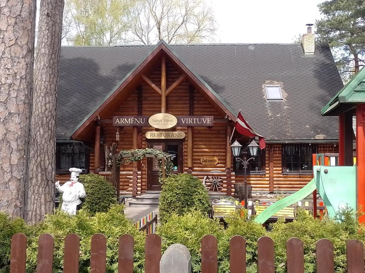 Apartment House, Garden & Sauna. Free Parking. Train Stop-200 M. Sea-1 Km. Jurmala