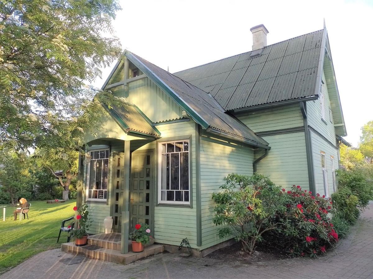 Apartment House, Garden & Sauna. Free Parking. Train Stop-200 M. Sea-1 Km.
