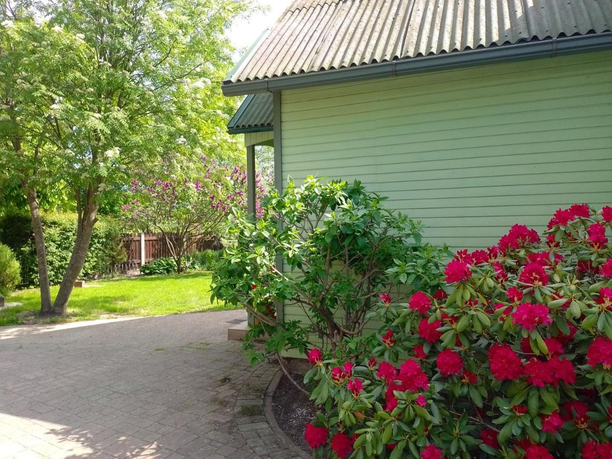 Apartment House, Garden & Sauna. Free Parking. Train Stop-200 M. Sea-1 Km.