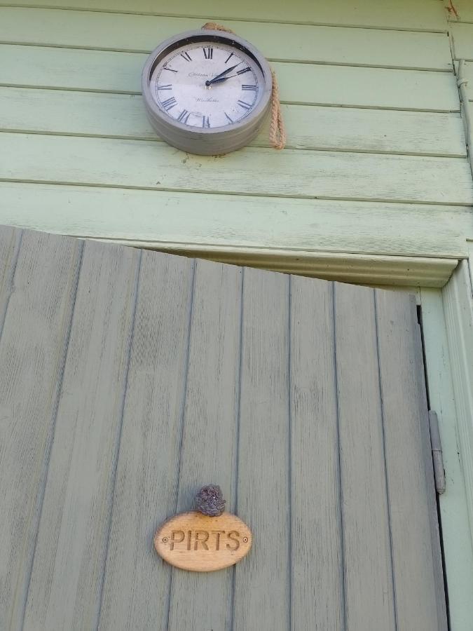 House, Garden & Sauna. Free Parking. Train Stop-200 M. Sea-1 Km.