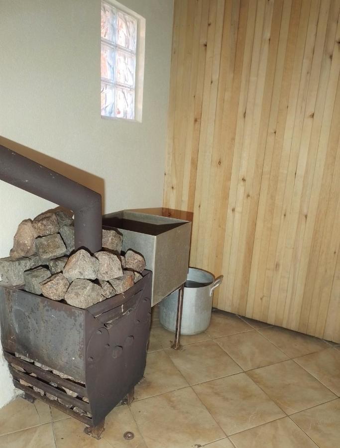Apartment House, Garden & Sauna. Free Parking. Train Stop-200 M. Sea-1 Km. Jurmala