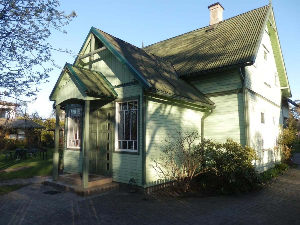 House, Garden & Sauna. Free Parking. Train Stop-200 M. Sea-1 Km. * Jurmala