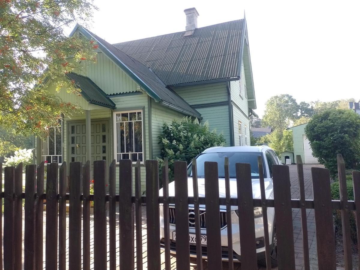 Apartment House, Garden & Sauna. Free Parking. Train Stop-200 M. Sea-1 Km. Jurmala