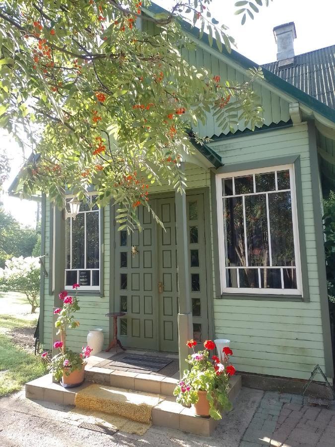 House, Garden & Sauna. Free Parking. Train Stop-200 M. Sea-1 Km. Jurmala